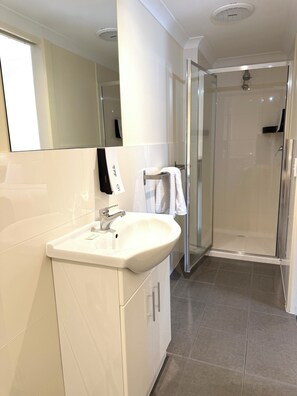 Quarto casal, várias camas | Banheiro | Chuveiro, produtos de toalete grátis, secador de cabelo 