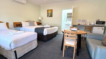 Triple Room | Iron/ironing board, free WiFi, bed sheets