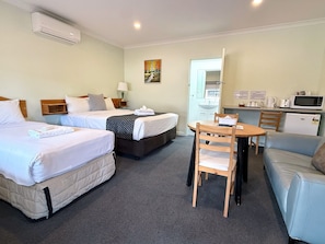Dreibettzimmer | Bügeleisen/Bügelbrett, kostenloses WLAN, Bettwäsche