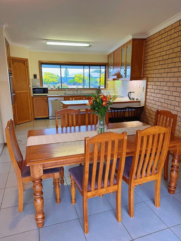 家庭公寓, 3 间卧室, 湖景 | 私人厨房 | 冰箱、微波炉、茶具/咖啡用具、电热水壶