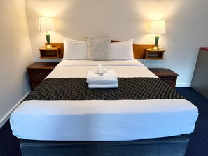 Habitación triple | Tabla de planchar con plancha, wifi gratis y ropa de cama 