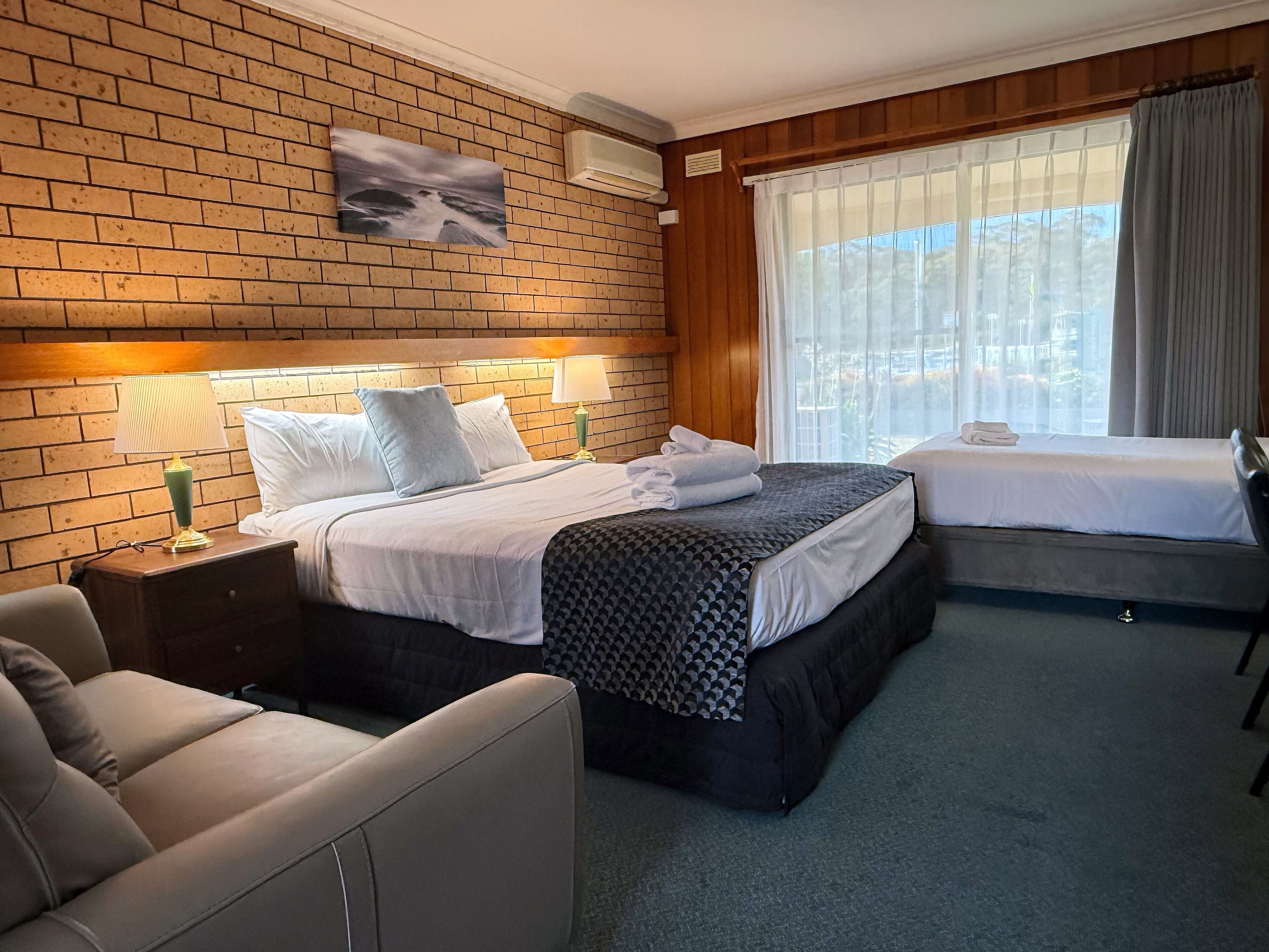 Kahden hengen huone (kaksi sänkyä) | Silitysrauta/-lauta, ilmainen Wi-Fi, vuodevaatteet