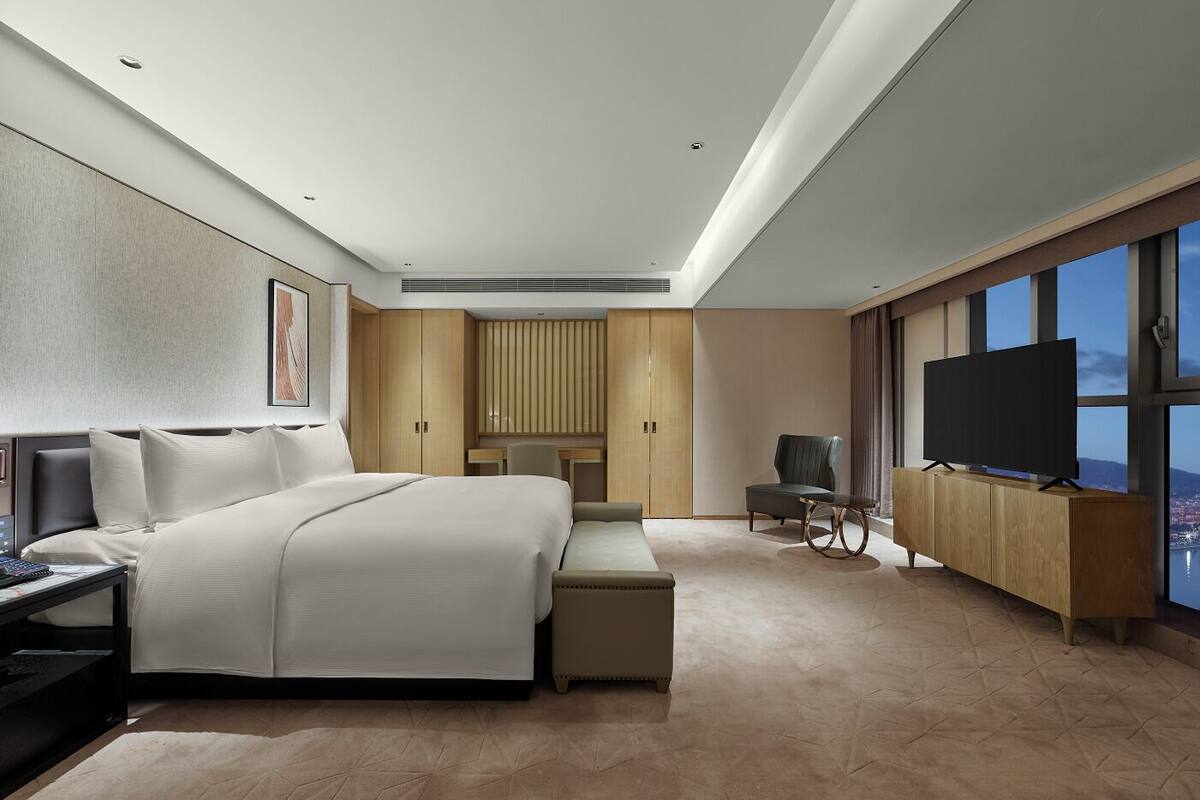 Deluxe Suite, 1 Katil Raja (King), Sea View | Bar mini, peti besi dalam bilik, meja, langsir/tirai gelap terus 