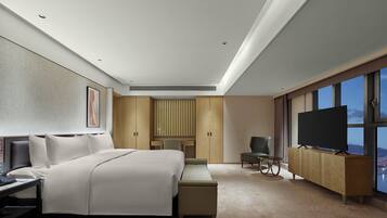 Suite Deluxe, 1 cama de matrimonio grande, vistas al mar | Minibar, caja fuerte, escritorio y cortinas opacas