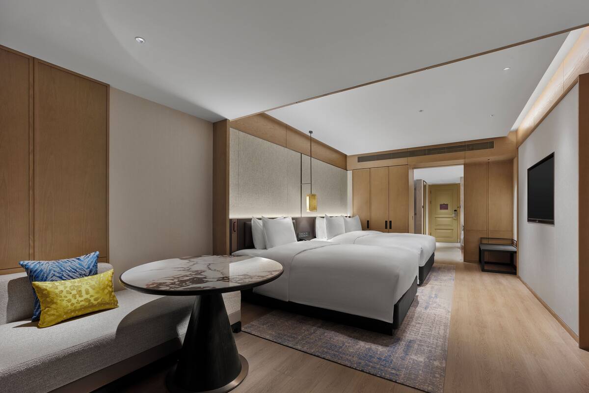 Deluxe Room, 2 Katil Bujang (Single) (High Floor) | Bar mini, peti besi dalam bilik, meja, langsir/tirai gelap terus 