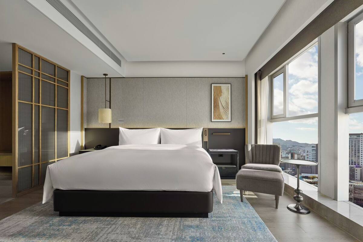 Room, 1 Katil Raja (King) | Bar mini, peti besi dalam bilik, meja, langsir/tirai gelap terus 