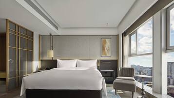 Habitación, 1 cama de matrimonio grande | Minibar, caja fuerte, escritorio y cortinas opacas