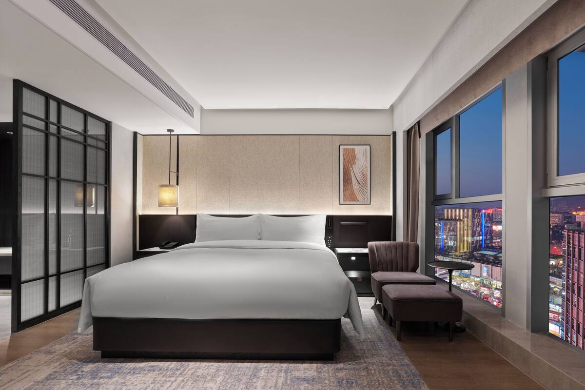 Family Room, 1 King Bed