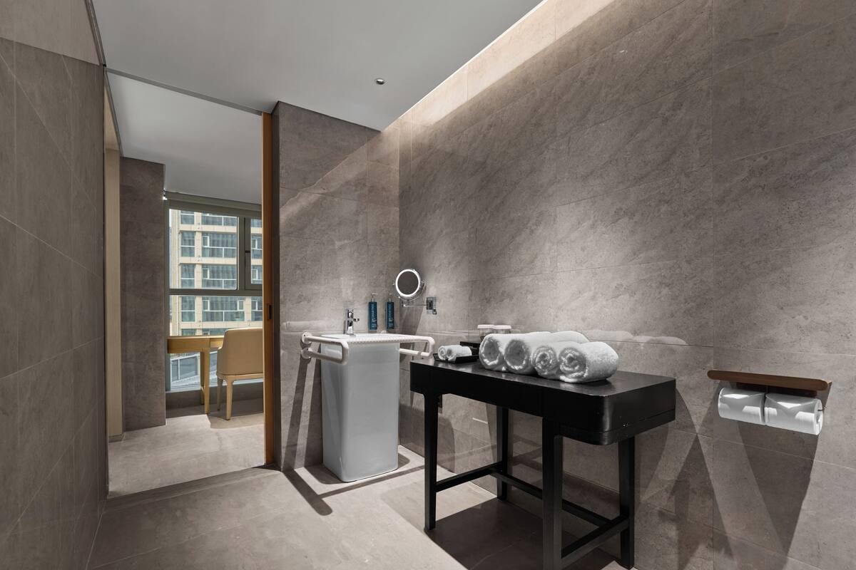 Room, 1 Katil Raja (King), Accessible | Bilik Mandi | Pancuran mandi, kelengkapan dandanan diri percuma, pengering rambut 