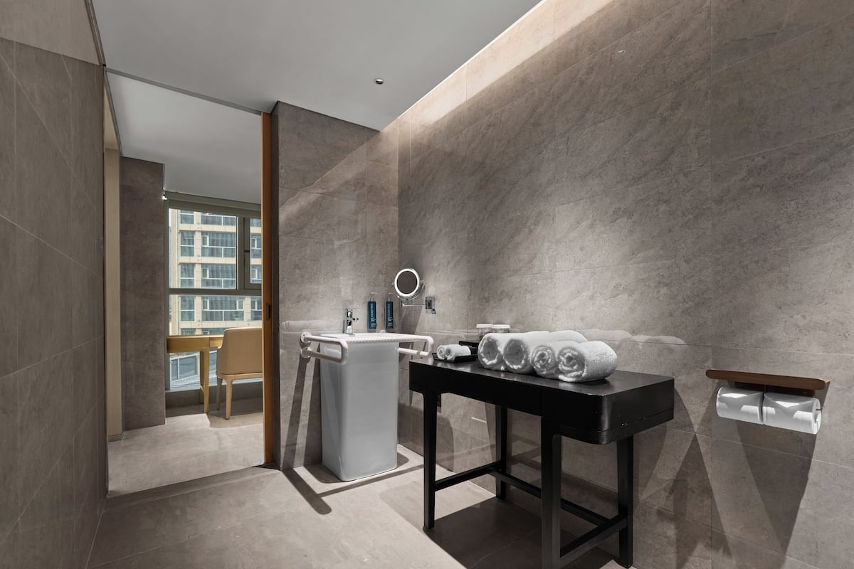 Room, 1 King Bed, Accessible | Bathroom