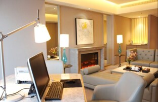 豪华套房 | 迷你吧、客房内保险箱、办公桌、遮光窗帘