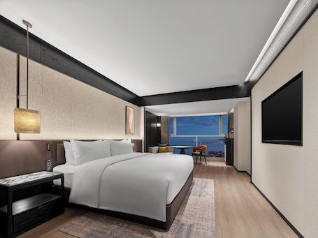 Deluxe Room, 1 King Bed, Sea View (High Floor). DoubleTree by Hilton Weihai