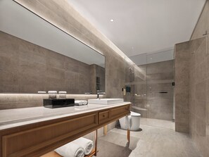 Douche, articles de toilette gratuits, sèche-cheveux, peignoirs