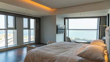 Minibar, safe på rommet, skrivebord og blendingsgardiner