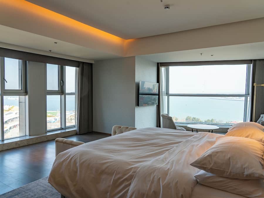 Minibar, värdeförvaringsskåp på rummet och skrivbord