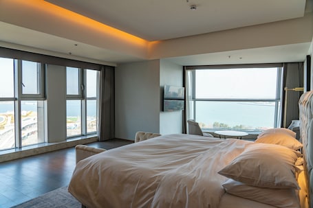 Minibar, in-room safe, desk, blackout curtains. DoubleTree by Hilton Weihai