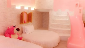 A children's bedroom with a castle-themed design, including a slide and a bed with a plush toy. - Tong's Story Paternity B&B (Hualien City)