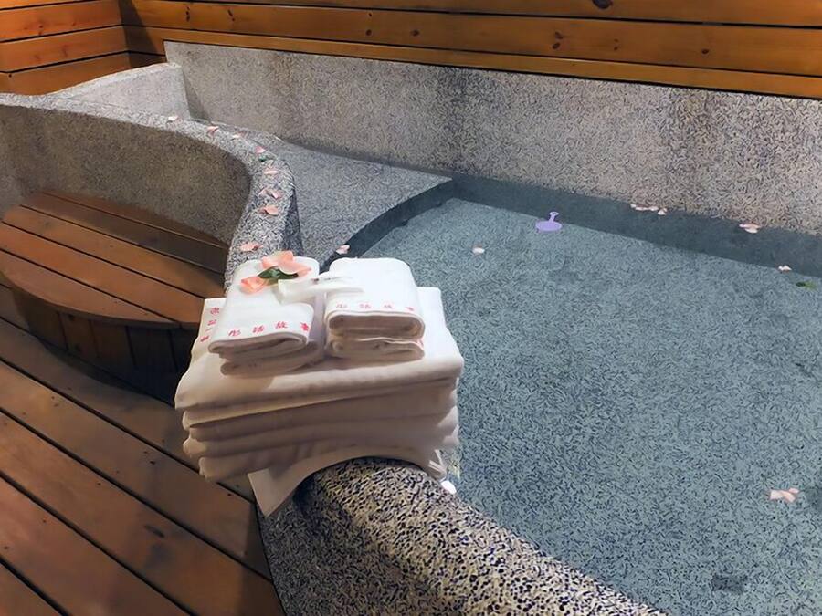 Family Quadruple Room (Pirate) | Bathroom | Free toiletries, hair dryer, slippers, towels