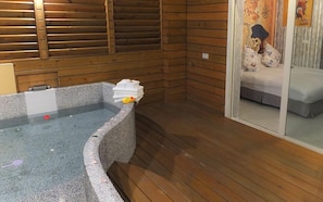 Family Quadruple Room (Pirate) | Bathroom | Free toiletries, hair dryer, slippers, towels