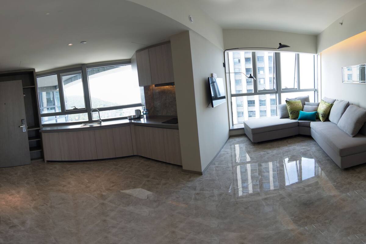 Minibar, caja de seguridad en la habitación y escritorio