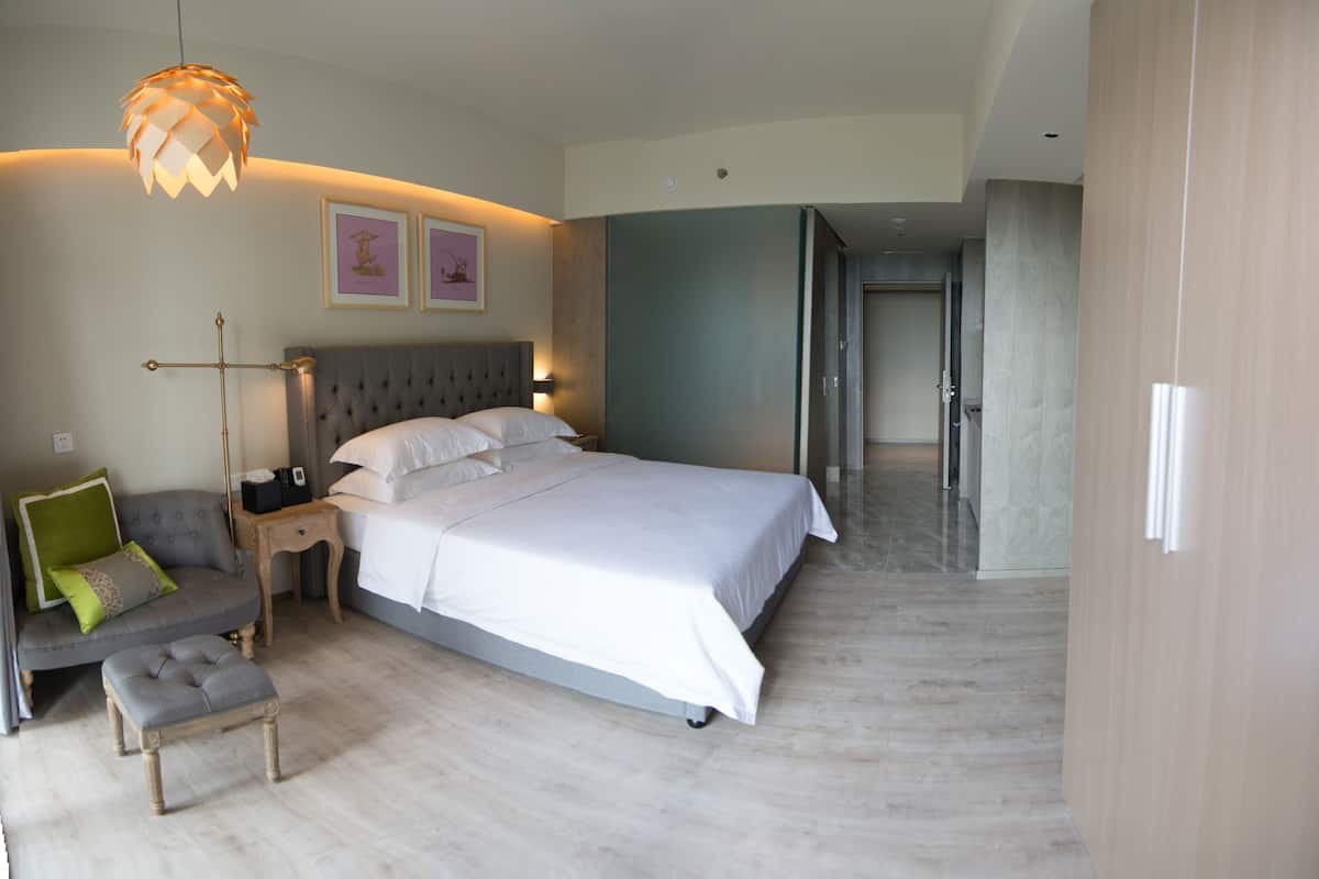 Minibar, caja de seguridad en la habitación y escritorio