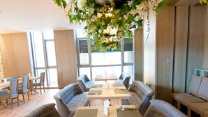 Ze serveren er ontbijt, lunch en diner 