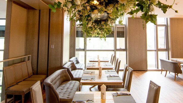 Ze serveren er ontbijt, lunch en diner 