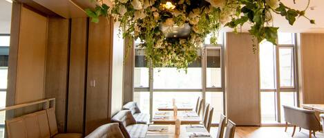 Café da manhã, almoço e jantar; culinária internacional