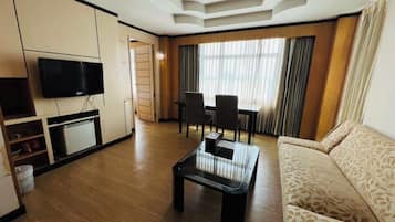 Suite estudio | Minibar, escritorio y espacio para trabajar con laptop