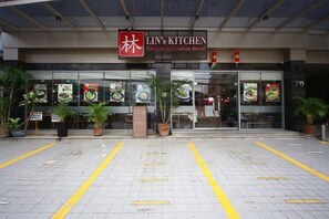 3 restaurantes, com serviço de café da manhã e almoço; culinária chinesa