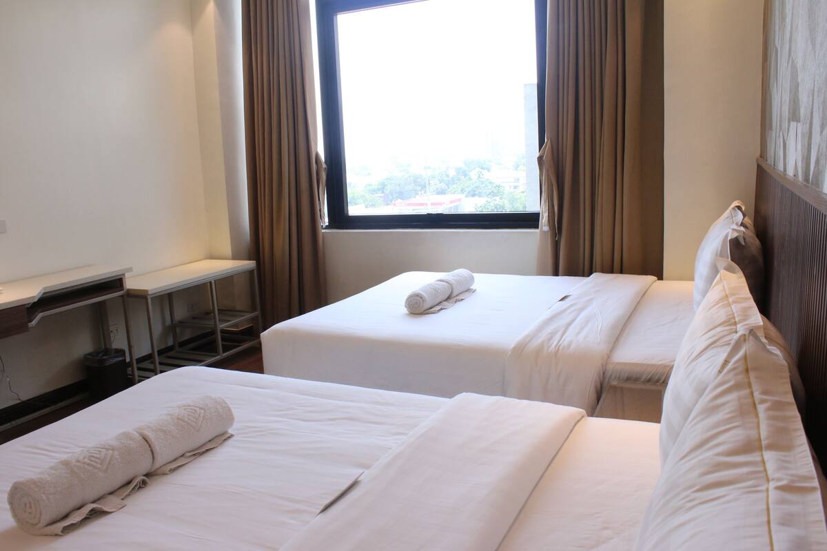 Quarto família | Roupas de cama premium, escrivaninha, quartos à prova de som