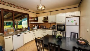 Villa, 5 soverom | Eget kjøkken | Kaffetrakter/tekoker, kjøleskap, mikrobølgeovn og ovn