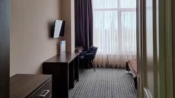 Ropa de cama de alta calidad y caja de seguridad en la habitación