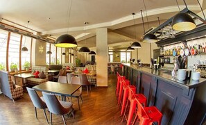 Bar (trong khuôn viên)