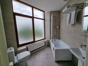 Quarto casal superior | Banheiro | Produtos de toalete grátis, secador de cabelo, chinelos 