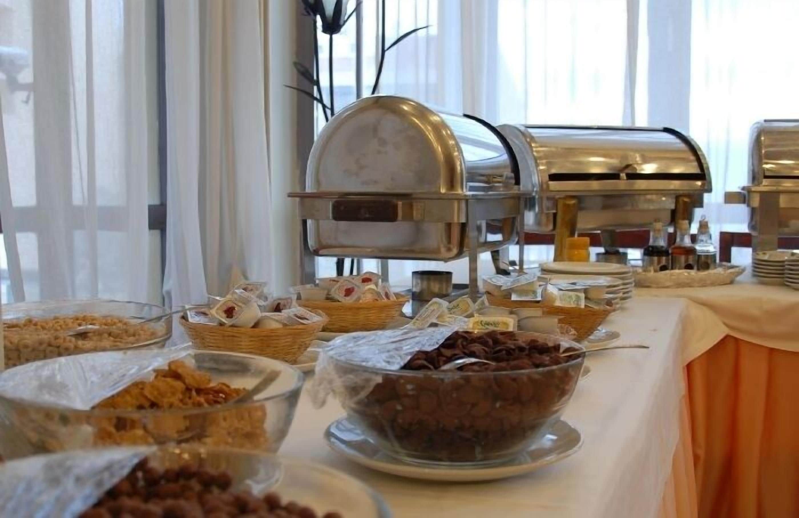 Un buffet proposant une variété de plats et un coin café.