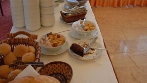 Una barra de desayuno con diversos alimentos y utensilios.