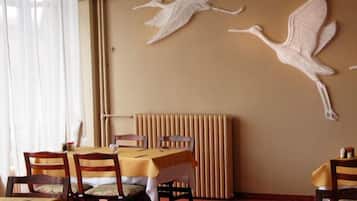 2 restaurants; breakfast and dinner served