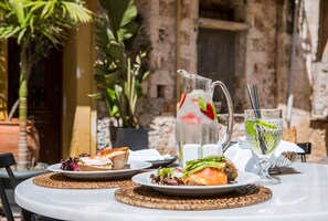 Desayuno completo (EUR 15 por persona)