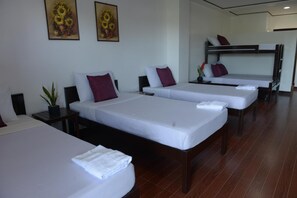 Escrivaninha, ferros/tábuas de passar roupa, roupa de cama