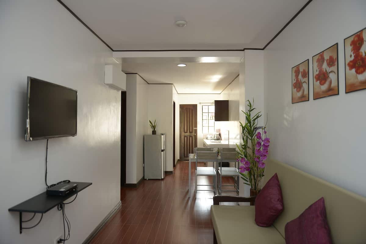 32-inch flat-screen TV with cable channels, TV