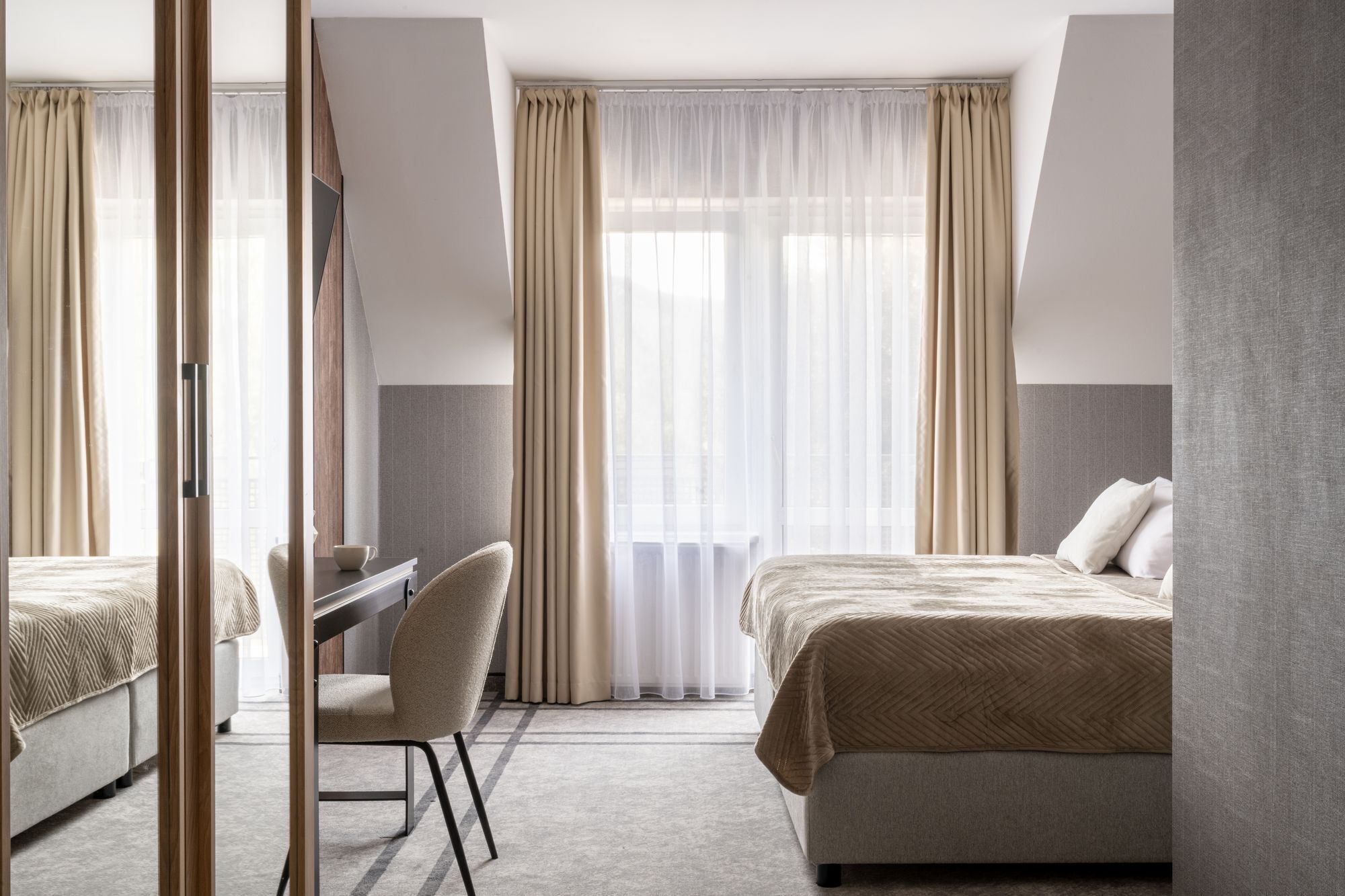 laptop workspace, free wifi