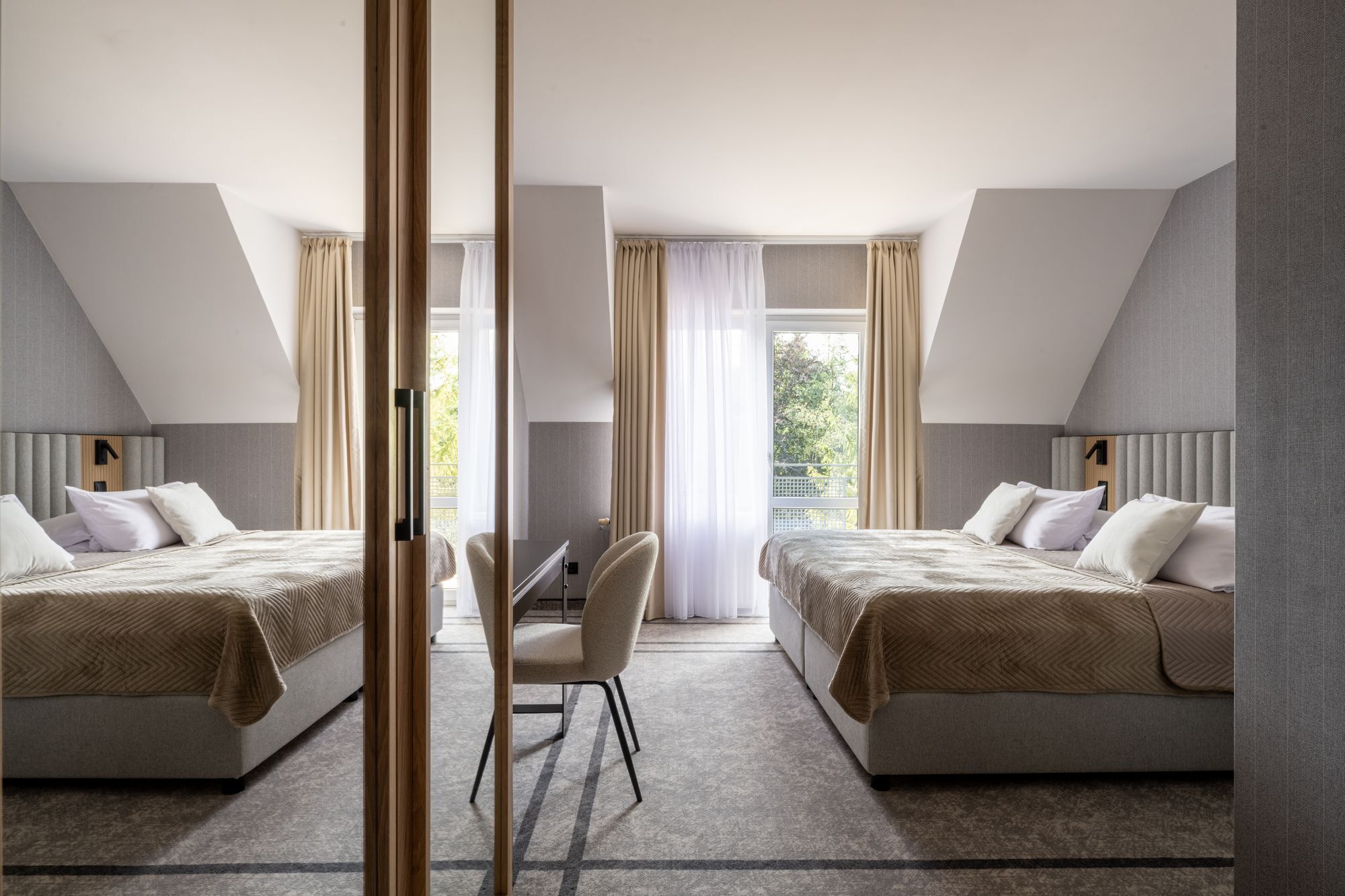 laptop workspace, free wifi