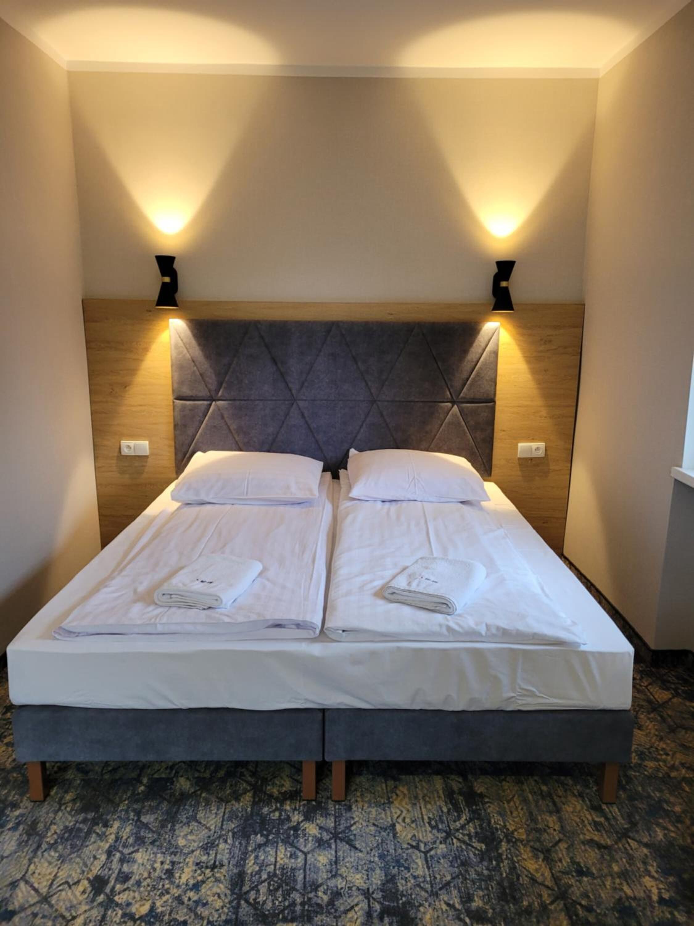 laptop workspace, free wifi