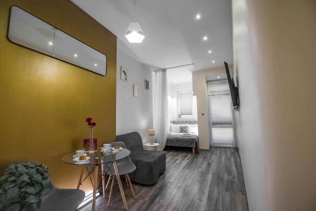 Kahden hengen comfort-huone, 1 parisänky ja vuodesohva, parveke, näköala puistoon | Kannettavalle tietokoneelle sopiva työtila, äänieristys