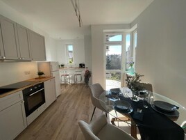Apartemen Keluarga | Dapur pribadi | Mesin pembuat kopi/teh, lemari es, ketel listrik, dan lemari pembeku