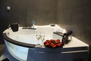 Studio Suite Deluks, 1 Tempat Tidur Queen, jet tub | Jet tub
