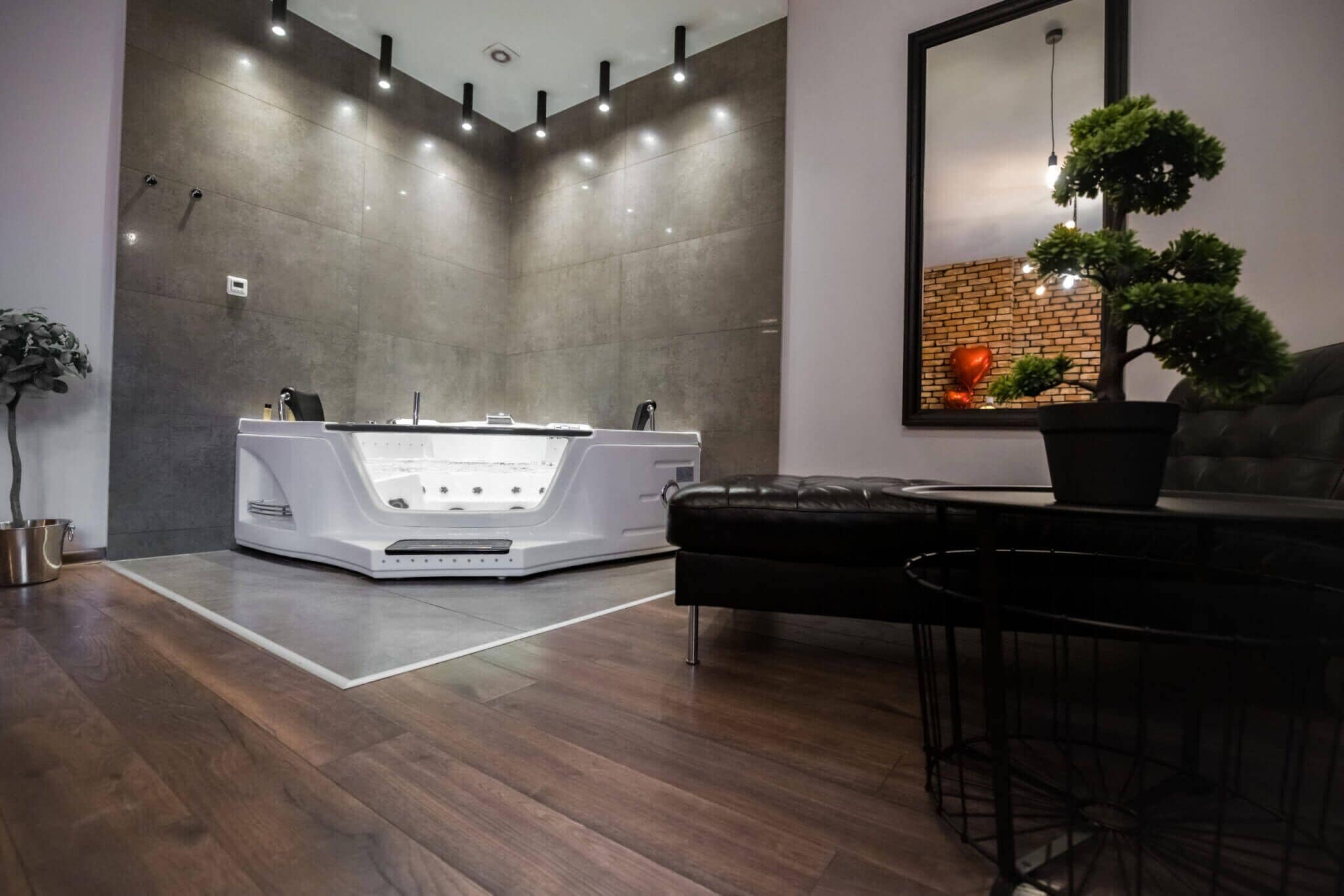 豪華開放式套房, 1 張加大雙人床, 按摩浴缸 | 手提電腦工作空間、隔音、熨斗/熨衫板、免費 Wi-Fi