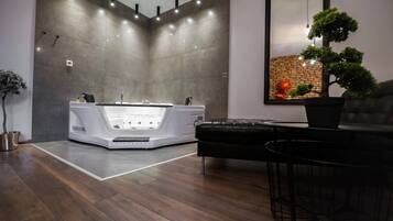 Deluxe Studio Suite, 1 Queen Bed, Jetted Tub | Laptop workspace, soundproofing, iron/ironing board, free WiFi