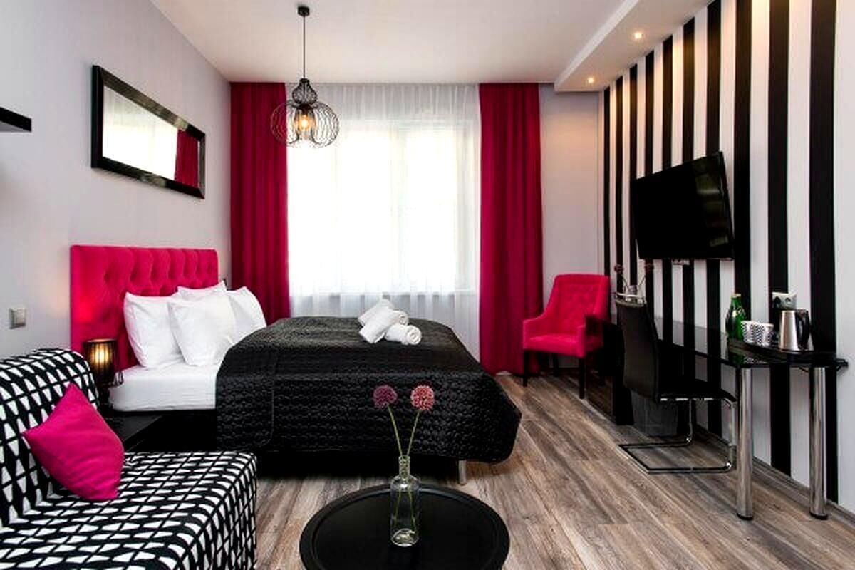 Kahden hengen superior-huone, 1 parisänky ja vuodesohva, oma kylpyhuone | Kannettavalle tietokoneelle sopiva työtila, äänieristys